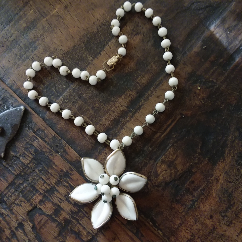 Vintage White Flower Beaded Necklace